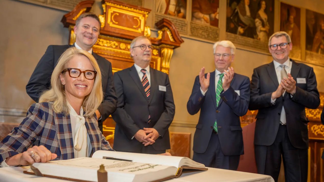 Stephanie von Bismarck receiving the Courage Prize at Bad Iburg Castle